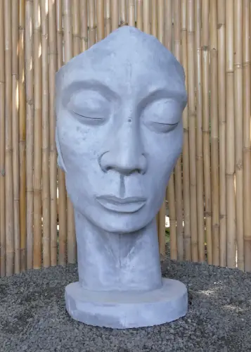 Artikelbild des Artikels “Dilan - Gesicht mit Blick nach links, 120 cm H | Steinguss “